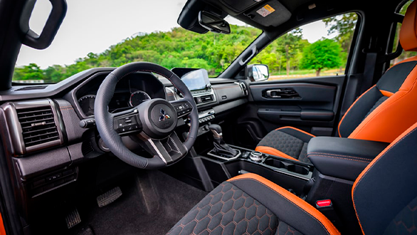 Фото  Интерьер mitsubishi L200